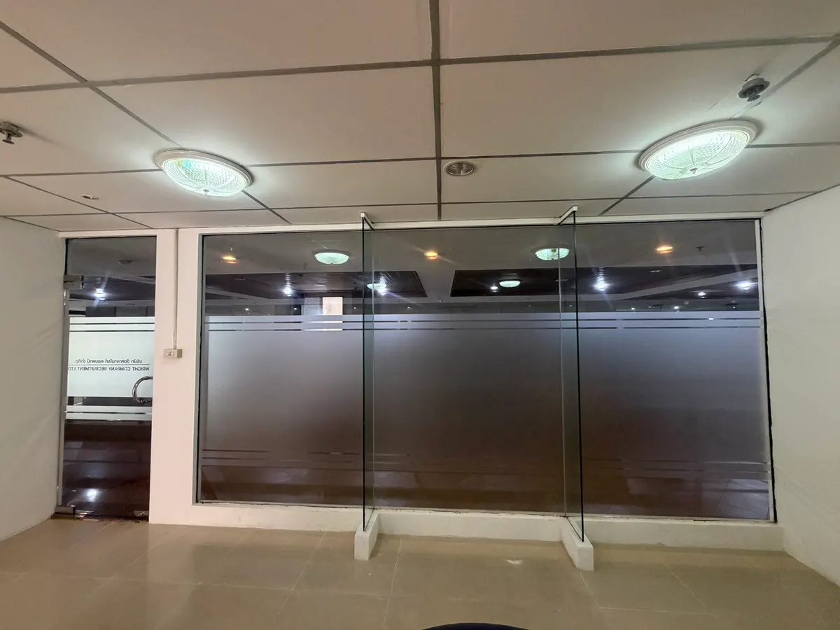 ฟิล์มฝ้ากระจกกั้นห้องสำนักงาน